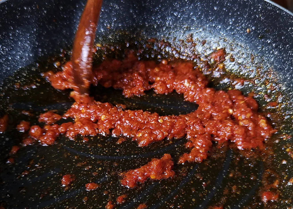 Saute the Dried Shrimp Chili