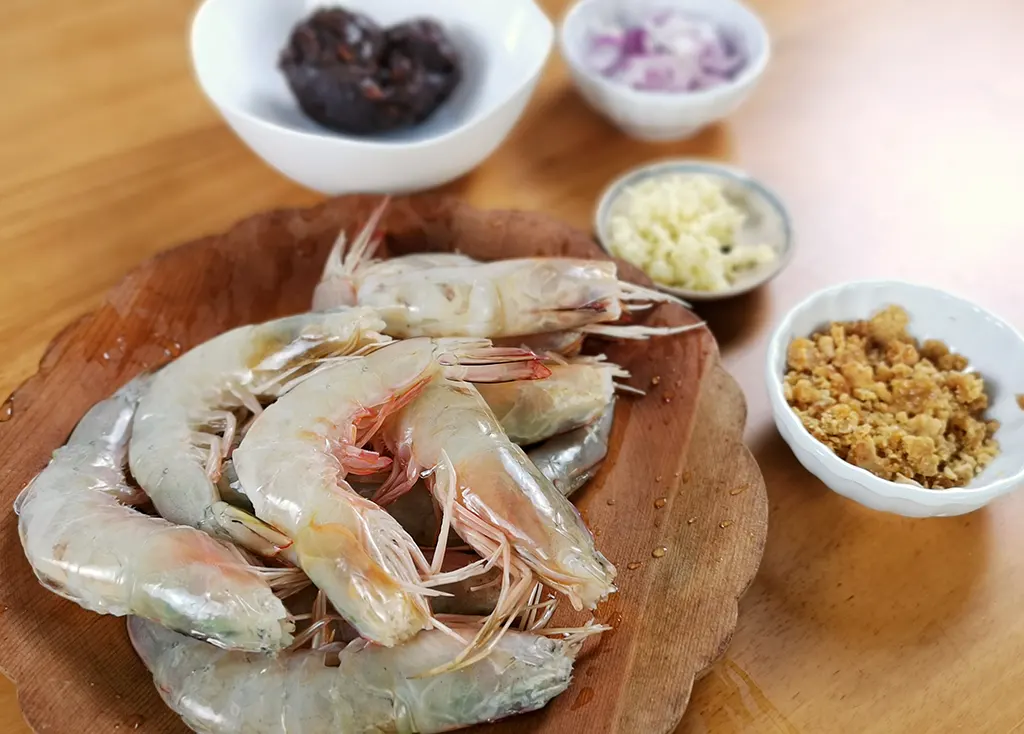 Simple ingredients for cooking Asam Prawns