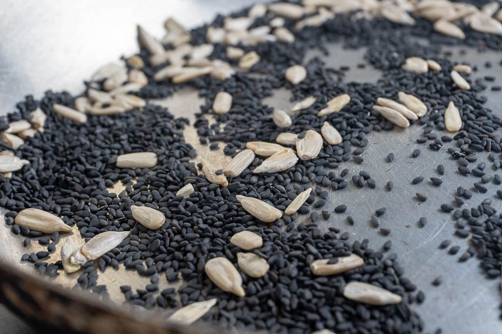 Mixed the black sesame seeds and sunflower seeds will have a richer taste
