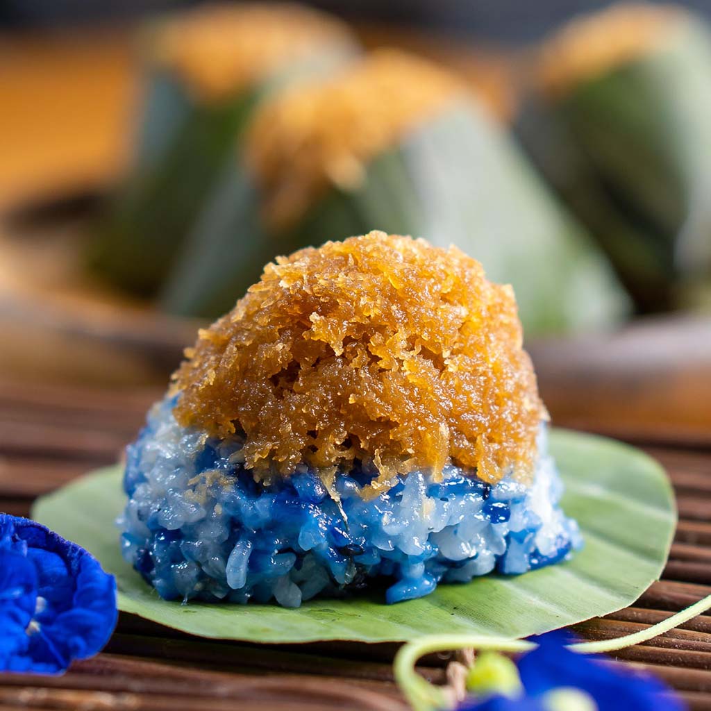 Pulut Inti (Steamed Glutinous Rice with Sweet Coconut Topping)